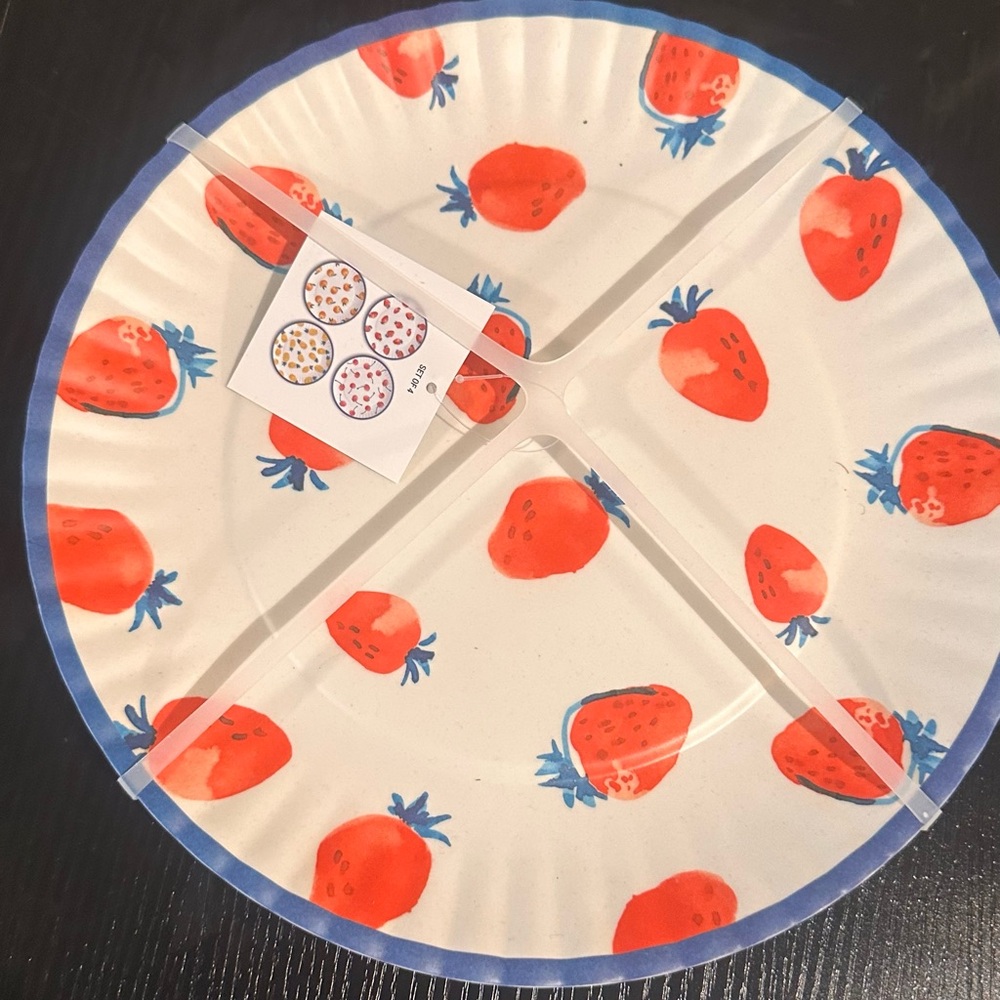 🍓 Strawberry-Themed Party Plates – 4 Pack